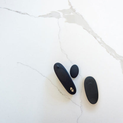 We-Vibe - Moxie Vibrator Seluar Dalam Boleh Dipakai dengan Alat Kawalan Jauh & Aplikasi (Hitam)